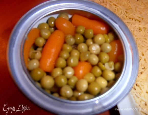 Здесь я схитрила и для носа-морковки просто открыла маленькую баночку ассорти"горошек-морковка".