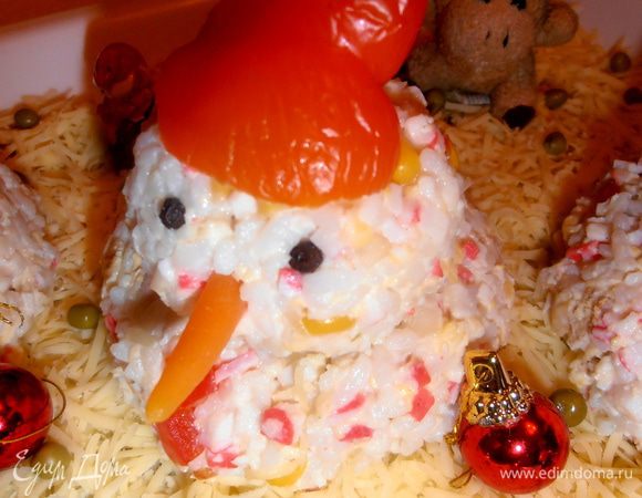 Втыкаем морковинки на место носа.