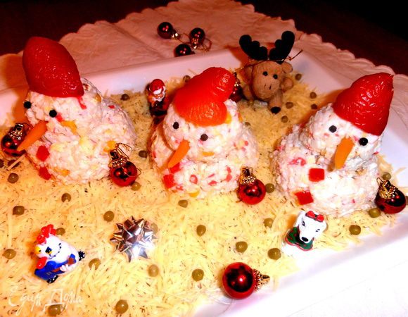 До праздничного стола отправляем "ребят" в холодильник!Кстати,из салата выйдет 5 таких снеговичков)))Хватит всем!