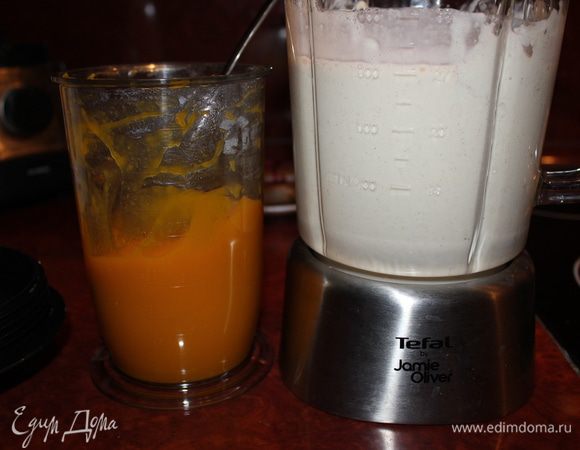 Для начинки взбейте сливочный сыр с сахаром, творогом и йогуртом. По одному добавьте яйца. Затем добавьте корицу. Уже отварную тыкву измельчите в блендере (тыкву можно приготовить Вашим любимым способом - запечь в духовке или на пару). Соедините творожную массу и тыквенное пюре. Вылейте на слегка остывшую основу будущего чизкейка. Запекайте в духовке на 175 градусов 1 час. Если Вы используете основу из измельчённого печенья, не забудьте на дно духовки поставить тару с кипящей водой.