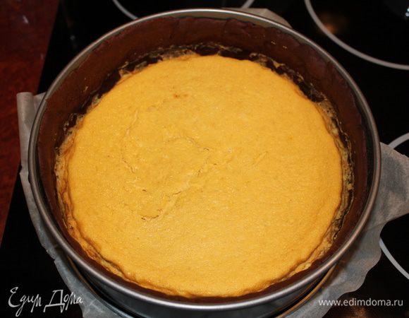 Когда чизкейк выпечется, приоткройте дверцу духовки и дайте ему остыть там (около 1 часа). Затем дайте остыть полностью при комнатной температуре и затем поставьте на ночь в холодильник.