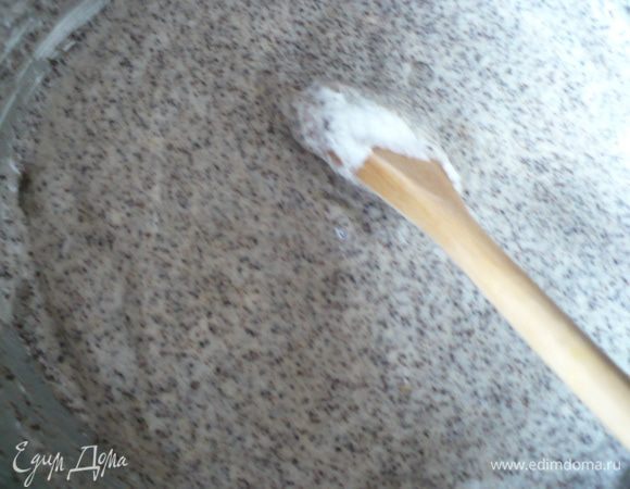 50 гр сахара+50 гр масла взбить миксером.
Добавить к сахару и маслу 2 желтка  с цедрой и снова взбить.
Намолоть мак (в кофемолке, я ножами в блендере делала).
Взбить 2 белка в крепкую пену.
