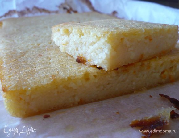 Затем добавить 2 яйца и взбить венчиком
Затем всыпать постепенно муку и соду, чередуя с соком. Размешать тесто до однородности. Получается жидкое тесто.