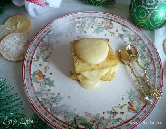 Выстелить форму пергаментом и вылить тесто. Выпекать 35-40 минут при 180. У меня ушло чуть больше времени.
Получается не пышный, пирог! Ароматный и кисленький. Хорош с заварным кремом!