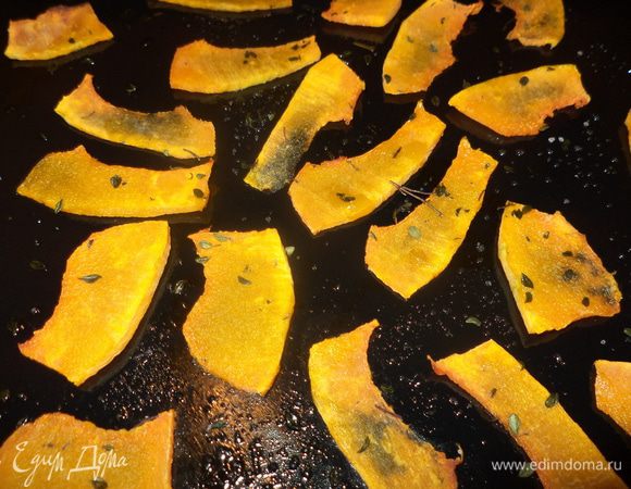 Тыкву нарезать на пластинки 2-3 мм, противень смазать маслом, уложить тыкву, сбрызнуть оливковым маслом, посыпать травкой при желании, у меня лимонный чабрец сушеный из сада, и запекаем в духовке 180* минут 20. 
Совет: если хотите сделать салат, делайте сразу полный большой лист, укладывая не плотно - вкусно невероятно, я делала осенью несколько попыток для салатов,но не доживало,остановиться было невозможно,часть более тонких подсушивалась и была как чипсы,теперь я делаю только большой лист! На фото уже готовое,внизу есть фото укладки свежей.