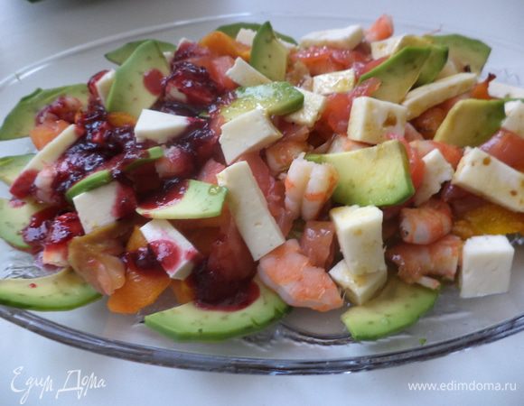 Листья салата уложить на дно тарелки,затем пластинки тыквы,на них рыбу и креветки и т.к. листьев салата было мало,я решила добавить зелененького с помощью авокадо,нарезать тонкими пластинками и уложить, также кубиками порезать брынзу или сыр,с тем учетом что рыбка соленая я брала только внутреннюю пресную часть брынзы,сверху посыпать орешками и полить соусом!!