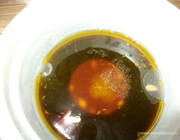 Соус №1. Смешать оливковое масло,сок лимона,соль, перец и вместо сахара я добавила опять соус Наршараб и подумав влила чайную ложку коньяка! Соус получился ну очень вкусный
Соус №2. Клюквенный соус http://www.edimdoma.ru/retsepty/49751-myaso-zapechennoe-s-pertsem-i-brynzoy-s-klyukvennym-sousom в рецепте мяса с перцем, и так как я готовила одновременно мне захотелось и его попробовать в салате!Друзья, я не знаю, какой мне понравился больше! Я не могу их разделить, и если у меня будут они оба, я опять сделаю такой же  вариант - фифти-фифти!!!
А вот Соусом №1 я полила овощи-гриль на тарелке с мясом!!!