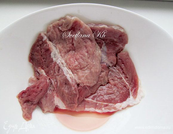 Мясо нарезать плоскими ломтями и отбить с двух сторон. Можно нарезать и мельче...