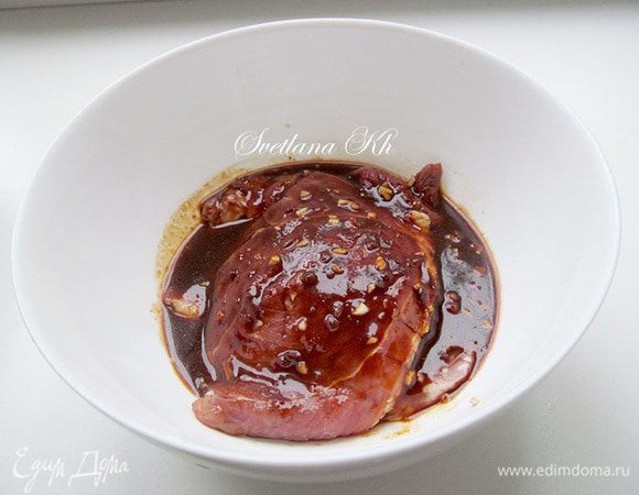 Мясо опустить в маринад и оставить на некоторое время. Чем дольше, тем лучше. Затем поджарить его в небольшом количестве растительного масла.
На гарнир у меня вредная, но вкусная картошечка и салат))