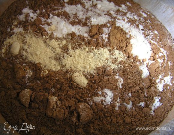 Смешать муку, какао, корицу, мускатный орех и имбирь.
