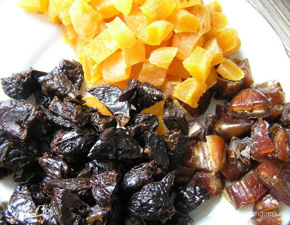 Курагу, чернослив и финики нарезать кусочками.
