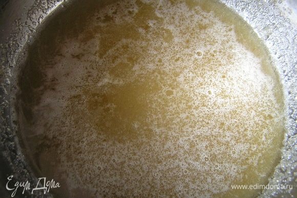 В кастрюльку налить сироп, добавить сахарную пудру и коричневый сахар, поставить на огонь. Помешивая, дождаться, чтобы сахар растворился.