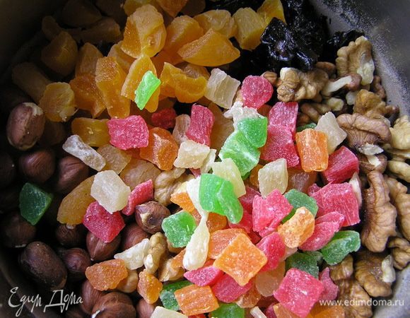 Соединить все сухофрукты и орехи,
