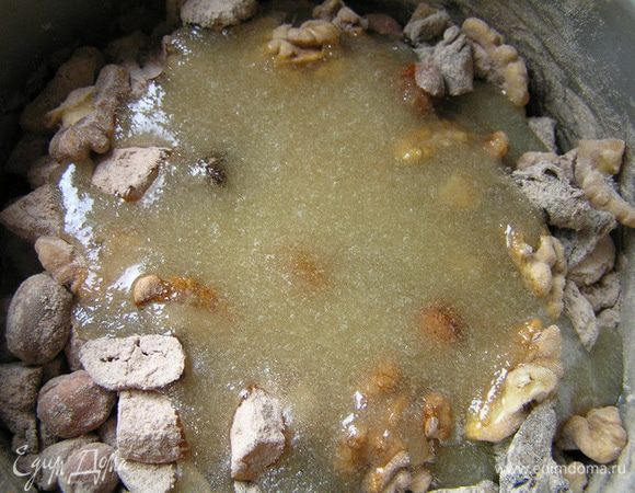 Влить сироп с сахаром, перемешать.
