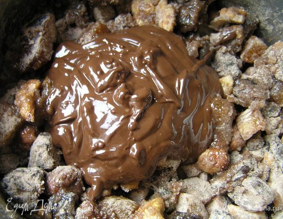 Добавить растопленный на водяной бане шоколад, перемешать.
