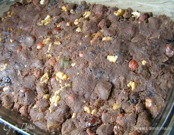 Мешать ложкой будет трудно, поэтому подключайте руки :) Готовую массу выложить в смазанную маслом форму для выпечки (дно лучше застелить бумагой для выпечки) , разровнять руками.
