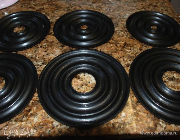 Круговые формы смазать маслом и выложить в них колбаски из теста. Поставить в разогретую до 200С духовку на 10 мин. Горячие кольца остудить. Если такой формы нет, то кольца выкладывать на противень, застеленный пергаментом.
