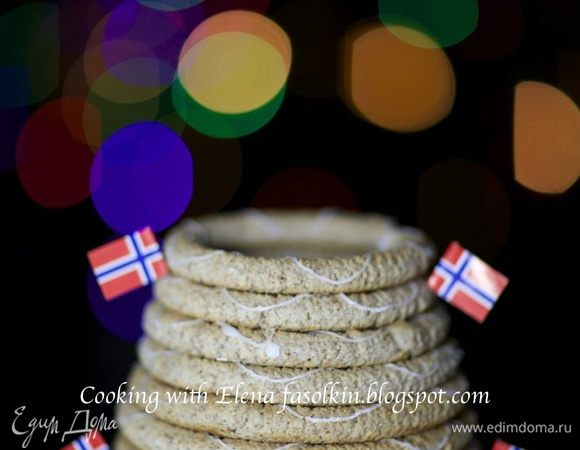 Собираем торт, начиная с нижнего кольца. Для глазури смешать все ингредиенты и с помощью кулинарного шприца зигзагами украсить кольца.
Поставить торт в холодильник на 1 час.
Традиционно такой торт украшается флажками и хлопушками.