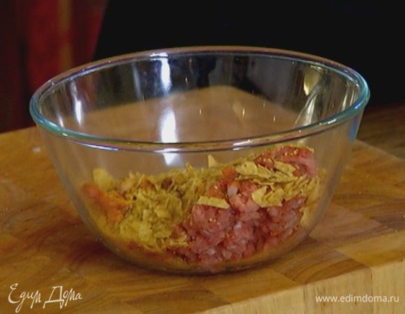 Весь фарш перемешать, добавить измельченный лук, тмин, чили, куркуму и измельченные чипсы, посолить, поперчить и еще раз перемешать.