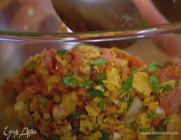 Кинзу и половину чеснока добавить в фарш, перемешать.