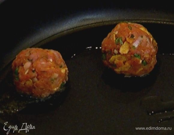 Сформировать из фарша небольшие круглые тефтельки.