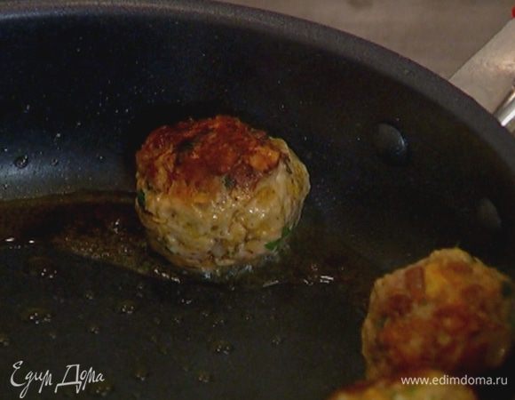Разогреть в сковороде оливковое масло и обжарить тефтельки со всех сторон.