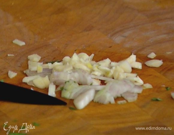 Оставшуюся луковицу нарезать не очень мелко.