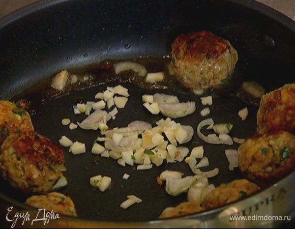 Добавить к тефтелькам лук и оставшийся чеснок и обжаривать до золотистого цвета. 
