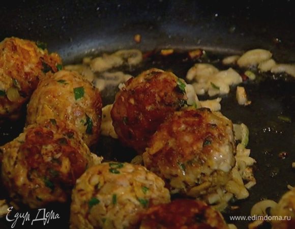 Выложить в сковороду измельченные помидоры, перемешать, накрыть крышкой и готовить еще 5–7 минут.