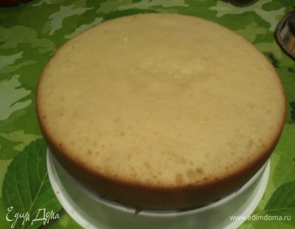 Яйца взбить с сахаром в белую устойчивую пену. Добавить творожный сыр,Ввести муку смешанную с разрыхлителем. Добавить кипяток и растительное масло.Выпекать при температуре 170 - 180 градусов 20 минут (я выпекала в мультиварке на режиме выпечка 50+50)