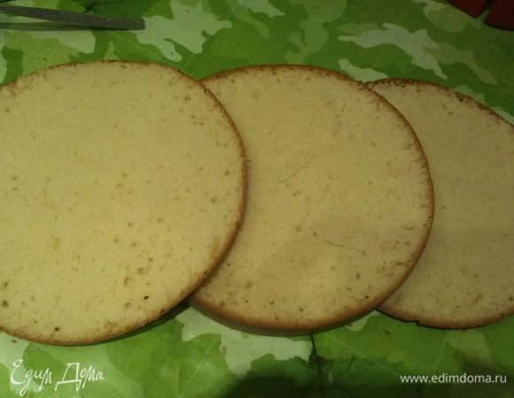 Бисквит разрезать на 3 коржа и оставить остывать