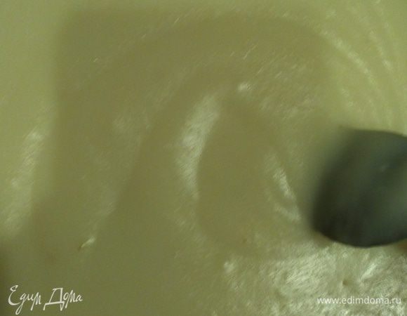 Заварной крем
Смешиваем яйца с сахаром, мукой, ванильным сахаром, разводим холодным молоком, ставим на огонь и, непрерывно помешивая, доводим до кипения.
Снять с огня и оставить немного остыть.