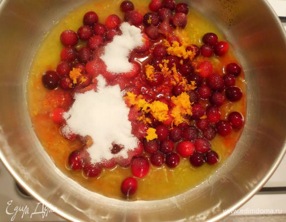 В широкой сковороде довести до кипения сок апельсина, клюквенный сок, клюкву, сахар, апельсиновую цедру и 5 ст. л. воды. Помешивая, кипятить 5 мин, пока ягоды не начнут "взрываться" (это вы услышите), а сахар полностью растворится. Снять с огня и остудить.