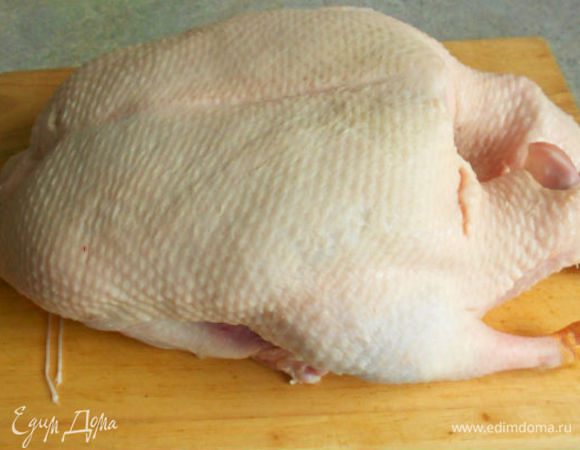 Утку разморозить, помыть и обсушить. Если необходимо, удалите оставленные "пеньки". Я ещё всегда вырезаю сальные железы в хвостовой части.