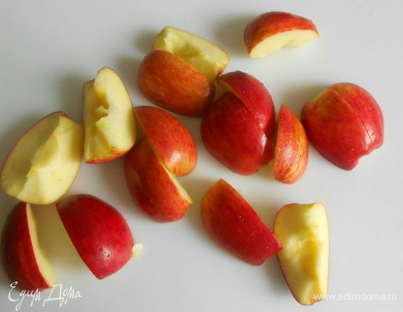 4 яблока  помыть, нарезать четвертинками или на 8 частей. 