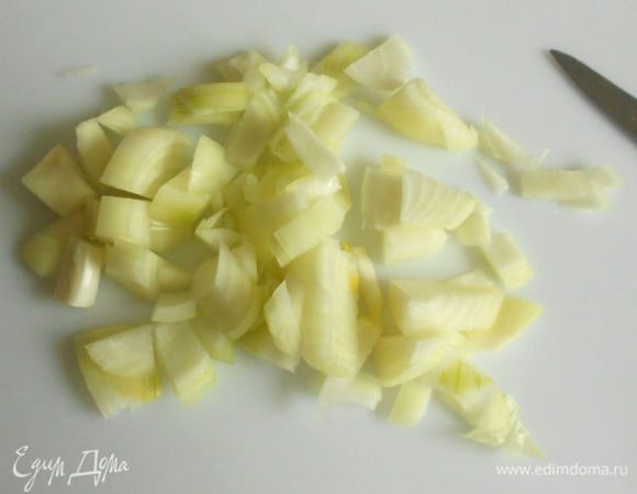 Очищенный лук нарезать кусочками. (Это пункт присутствует в рецепте, но его можно пропустить, если вы собираетесь есть начинку. Мне кажется, что лук здесь исключительно для ароматизации мяса изнутри.)
Тимьян помыть и обсушить.