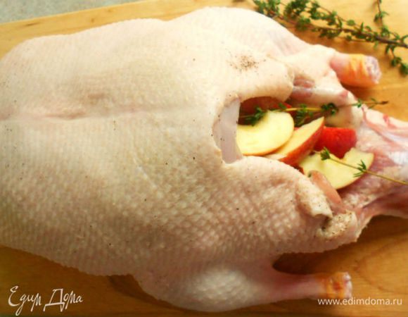 Посыпать солью и перцем утку снаружи и внутри. Смешать яблоки, лук, половину тимьяна и начинить утку.