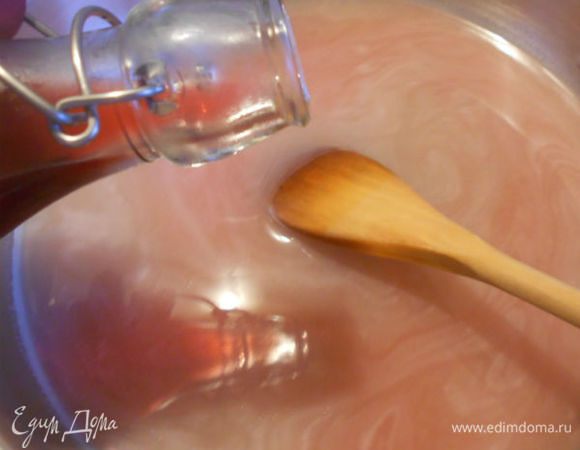 В широком сотейнике смешать бульон (можно использовать куриный) и белый бальзамический уксус. Я заменила малиновым собственного приготовления:http://www.edimdoma.ru/retsepty/45768-malinovyy-uksus.