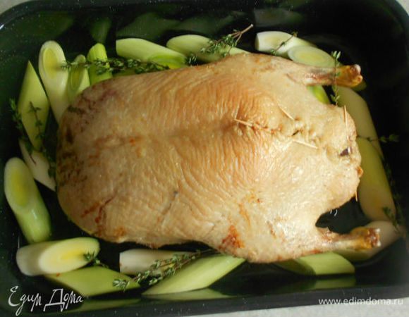 Примерно через 1 час от начала зажаривания разложить порей в противень и  продолжить запекать. Через 15 мин влить в противень 200-400 мл горячей воды.