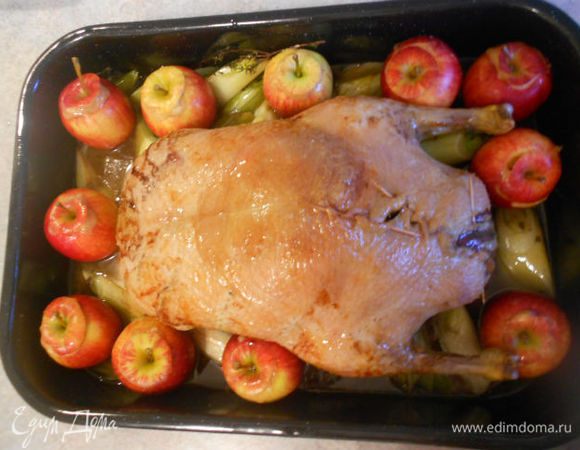  За 35-40 мин до окончания жарки поместить все яблоки в противень и вернуть его в духовку.