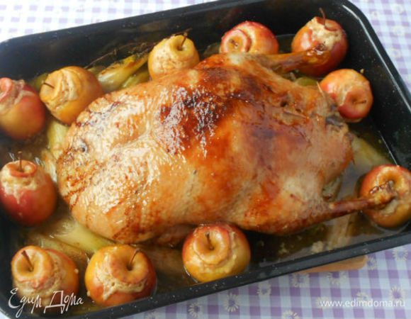 По истечении 2 часов готовки вынуть из противня утку и яблоки, слить через сито в сотейник образовавшуюся жидкость.Утку и яблоки вернуть на противень и убрать в духовку.