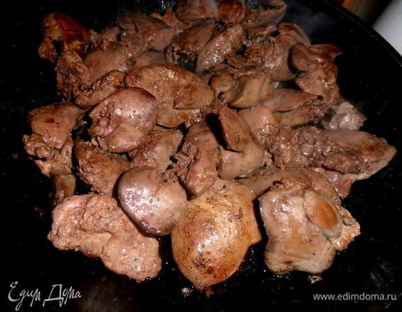 Когда всю обжарим,совмещаем обе партии и тушим минут 10-15 под крышкой.