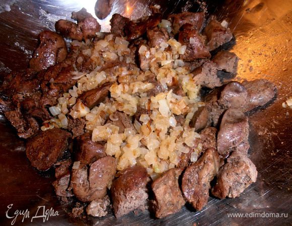 Выкладываем лук к печени.
