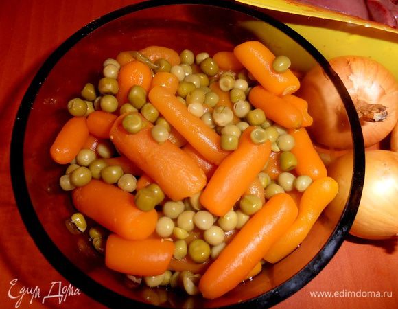 Для вчерашних морковок-носиков для снеговиков я открыла маленькую баночку консервированного микса из морковки и горошка.