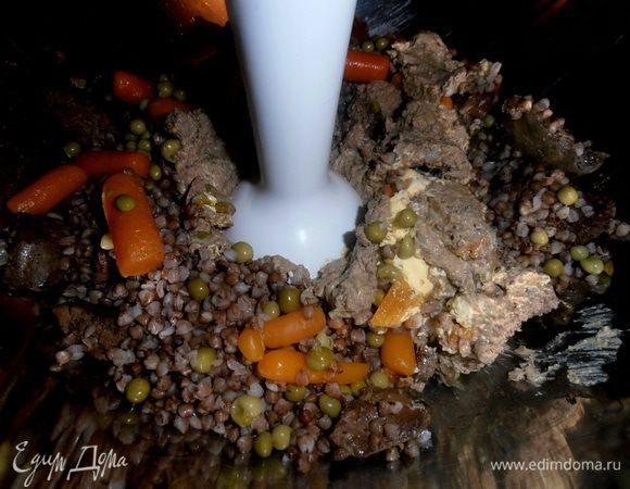 Погружаем блендер и начинаем взбивать.