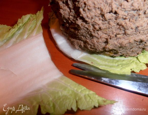 Лишнее у салата обрезаем ножницами.