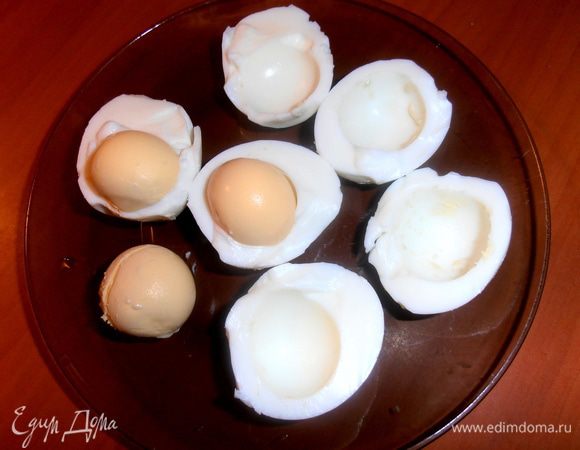 Отвариваем яйца и отделяем желтки от белков.