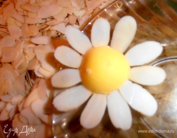 Для этого желток разрезаем пополам и втыкаем в него миндальные лепестки.