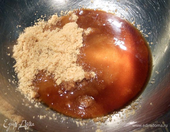 Все просто: в большой миске соединить сахар, ванильный экстракт, растопленное сливочное масло, перемешать. 