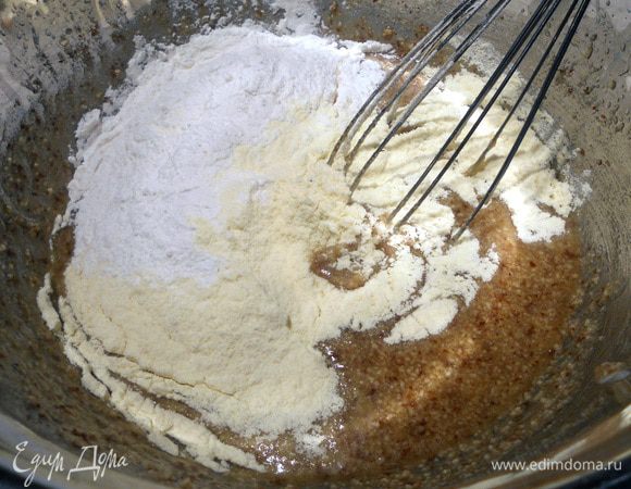 Добавить молотый анис, соль, муку и миндаль (муку и орехи добавляйте постепенно, замесить мягкое, достаточно влажное (не сухое) и эластичное тесто, при необходимости добавьте еще муки/орехов. Охладить минут 20 в холодильнике.